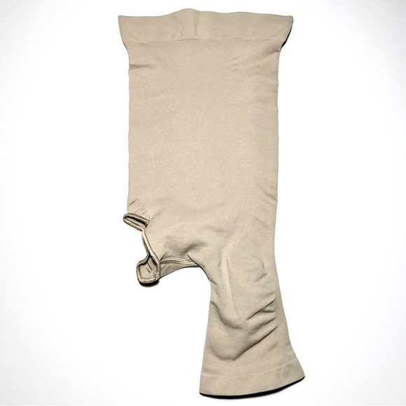 SKIMS Seamless Sculpt Solution Short Right Leg Exposed in Clay - Picture 3 of 5